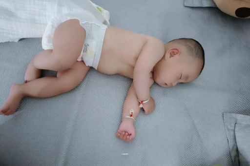 广州供卵包男孩宝宝大便稀怎么回事